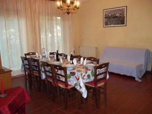 mesa de comedor con sillas y mantel blanco en Appartamento da Benito & Renza, en Lucca