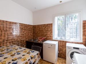 サンタ・ルシア・ディ・モリアニにあるHoliday Home Dami I - MNI210 by Interhomeの洗濯機と窓付きのランドリールーム