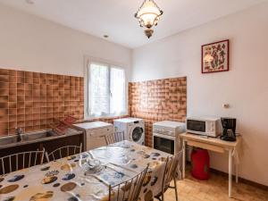 una cucina con tavolo, lavandino e forno a microonde di Holiday Home Dami I - MNI210 by Interhome a Santa-Lucia-di-Moriani