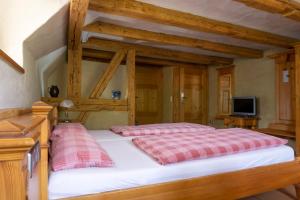 Postel nebo postele na pokoji v ubytování Naturhotel Holzwurm