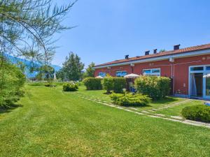 A garden outside Holiday Home Gelsomino-1 by Interhome