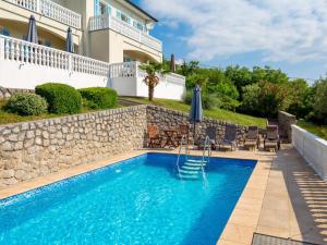 Bazén v ubytování Holiday Home Albertina-2 by Interhome nebo v jeho okolí