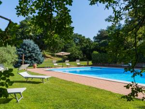 - une piscine avec des chaises longues dans la cour dans l'établissement Holiday Home Le Querce by Interhome, à Fabrica di Roma