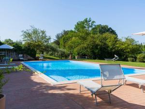 - une piscine avec une chaise dans l'établissement Holiday Home Le Querce by Interhome, à Fabrica di Roma