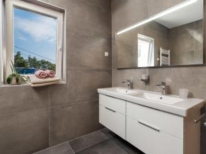 Koupelna v ubytování Holiday Home Albertina-2 by Interhome
