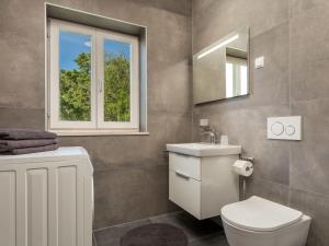 Koupelna v ubytování Holiday Home Albertina-2 by Interhome