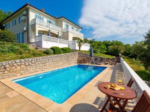 Bazén v ubytování Holiday Home Albertina-1 by Interhome nebo v jeho okolí