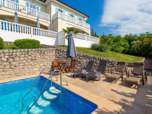 Bazén v ubytování Holiday Home Albertina-1 by Interhome nebo v jeho okolí