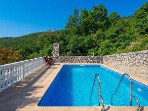 Bazén v ubytování Holiday Home Albertina-1 by Interhome nebo v jeho okolí
