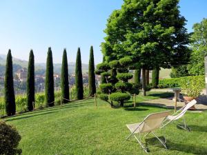 バローロにあるHoliday Home Baroncelli by Interhomeの芝生の木の椅子