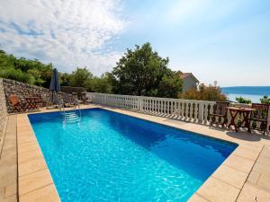 Bazén v ubytování Holiday Home Albertina-1 by Interhome nebo v jeho okolí