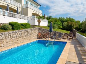 Bazén v ubytování Holiday Home Albertina-1 by Interhome nebo v jeho okolí