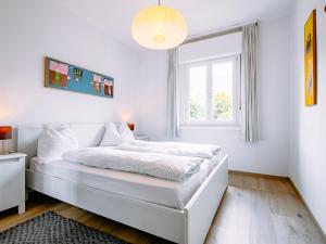 カルチェラーニカ・アル・ラーゴにあるHoliday Home Villetta ai Pini-2 by Interhomeのベッドと窓のある白い寝室