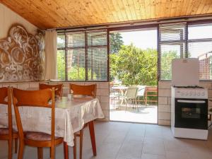 Kuchyňa alebo kuchynka v ubytovaní Apartment Visnja-1 by Interhome