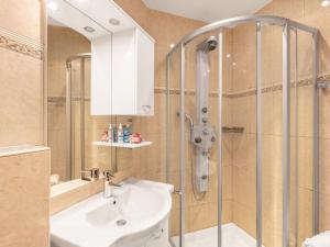 Kylpyhuone majoituspaikassa Apartment Dachstein-1 by Interhome