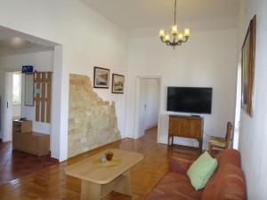 Televízia a/alebo spoločenská miestnosť v ubytovaní Apartment Ananina by Interhome + 14 fotografií