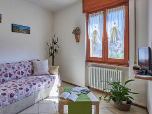 salon z kanapą i oknem w obiekcie Apartment Livo - GRV556 by Interhome w mieście Livo
