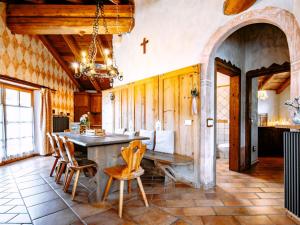 Una cocina con una mesa y sillas en una habitación. en Apartment Royal Gala by Interhome, en Sanzeno