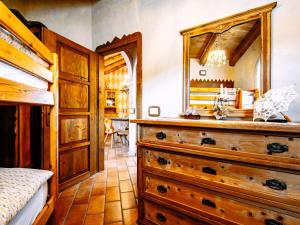 Un dormitorio con una cómoda y un espejo. en Apartment Royal Gala by Interhome, en Sanzeno