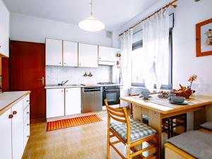 Kuchyň nebo kuchyňský kout v ubytování Apartment Deval-1 by Interhome