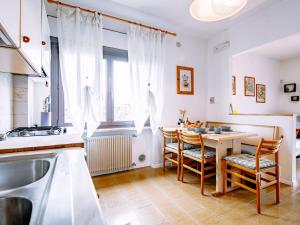 Η κουζίνα ή μικρή κουζίνα στο Apartment Deval-1 by Interhome +24 φωτογραφίες