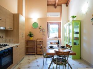 チッタ・サンタンジェロにあるHoliday Home Rêve d'Or by Interhomeのキッチン(木製テーブル、椅子付)
