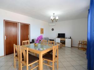 Televízia a/alebo spoločenská miestnosť v ubytovaní Apartment Jure by Interhome