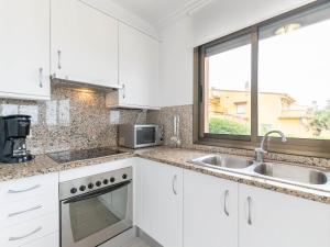 Kuchyňa alebo kuchynka v ubytovaní Apartment Edificio Blaucel by Interhome