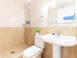 Kúpeľňa v ubytovaní Apartment Edificio Blaucel by Interhome