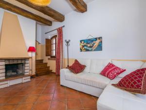 Una sala de estar con un sofá blanco y una chimenea. en Apartment Volpe by Interhome, en Riparbella 46 fotos más