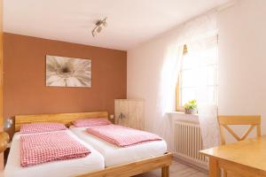 Postel nebo postele na pokoji v ubytování Naturhotel Holzwurm