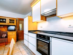 Kuchyňa alebo kuchynka v ubytovaní Apartment Cincelli - Catinaccio by Interhome