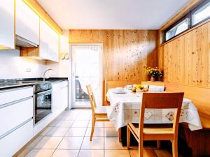 Kuchyňa alebo kuchynka v ubytovaní Apartment Cincelli - Catinaccio by Interhome