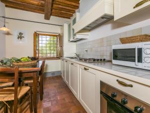 Köök või kööginurk majutusasutuses Apartment Francigena-2 by Interhome
