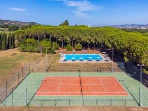 een uitzicht over een tennisbaan met een tennisbaan bij Holiday Home Bilocale - Ranch Hotel by Interhome in Scarlino