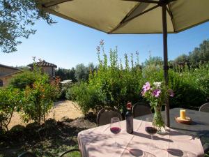 I CasaliにあるApartment Piccola Corte by Interhomeのワイングラスと花のテーブル