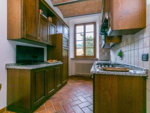 Kuchyňa alebo kuchynka v ubytovaní Apartment Villa Caggio-2 by Interhome + 37 fotografií