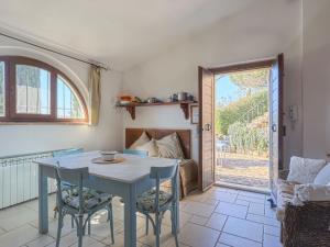 una sala da pranzo con tavolo, sedie e finestra di Holiday Home Podere San Raffaele - Cinzia by Interhome a Poggibonsi
