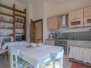 una cucina con tavolo e sedie di Holiday Home Podere San Raffaele - Cinzia by Interhome a Poggibonsi