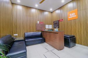 Lobby o reception area sa FabExpress Kartikey Inn