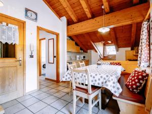 Kuchyňa alebo kuchynka v ubytovaní Apartment Carmen-1 by Interhome + 34 fotografií
