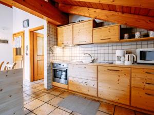 Kuchyňa alebo kuchynka v ubytovaní Apartment Carmen-1 by Interhome