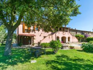 A garden outside Apartment Marrone by Interhome