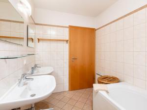 Et badeværelse på Apartment Top 3 by Interhome