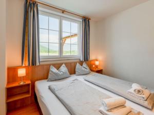 une chambre avec un grand lit avec une fenêtre dans l'établissement Apartment Top 1 by Interhome, à Sankt Margarethen im Lungau