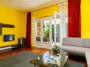 バラトンボグラールにあるHoliday Home Bercsényi by Interhomeの黄色のリビングルーム(ソファ、テレビ付)