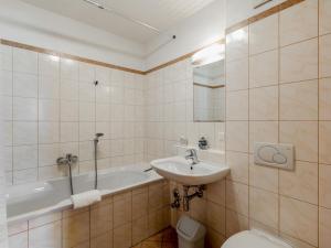 une salle de bain avec un lavabo, des toilettes et une baignoire dans l'établissement Apartment Top 1 by Interhome, à Sankt Margarethen im Lungau