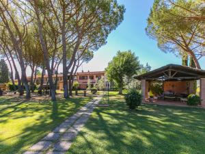 A garden outside Apartment Marrone by Interhome