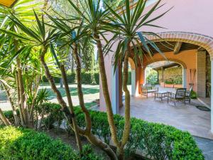 A garden outside Apartment Marrone by Interhome