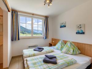 Dos camas en una habitación con ventana. en Apartment Top 6 by Interhome, en Sankt Margarethen im Lungau